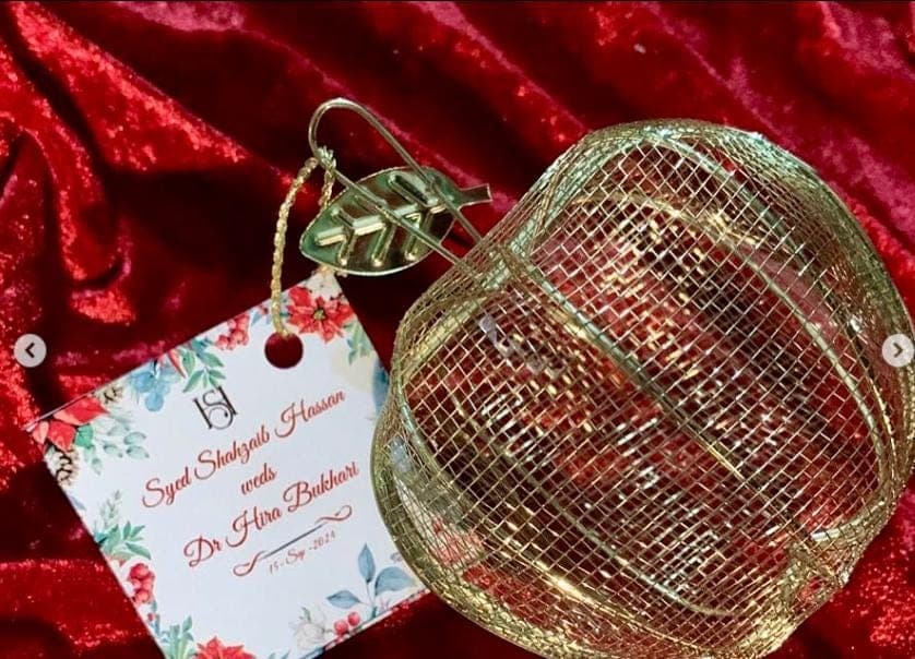 Apple Cage Style Wedding Favors with Customized Tag