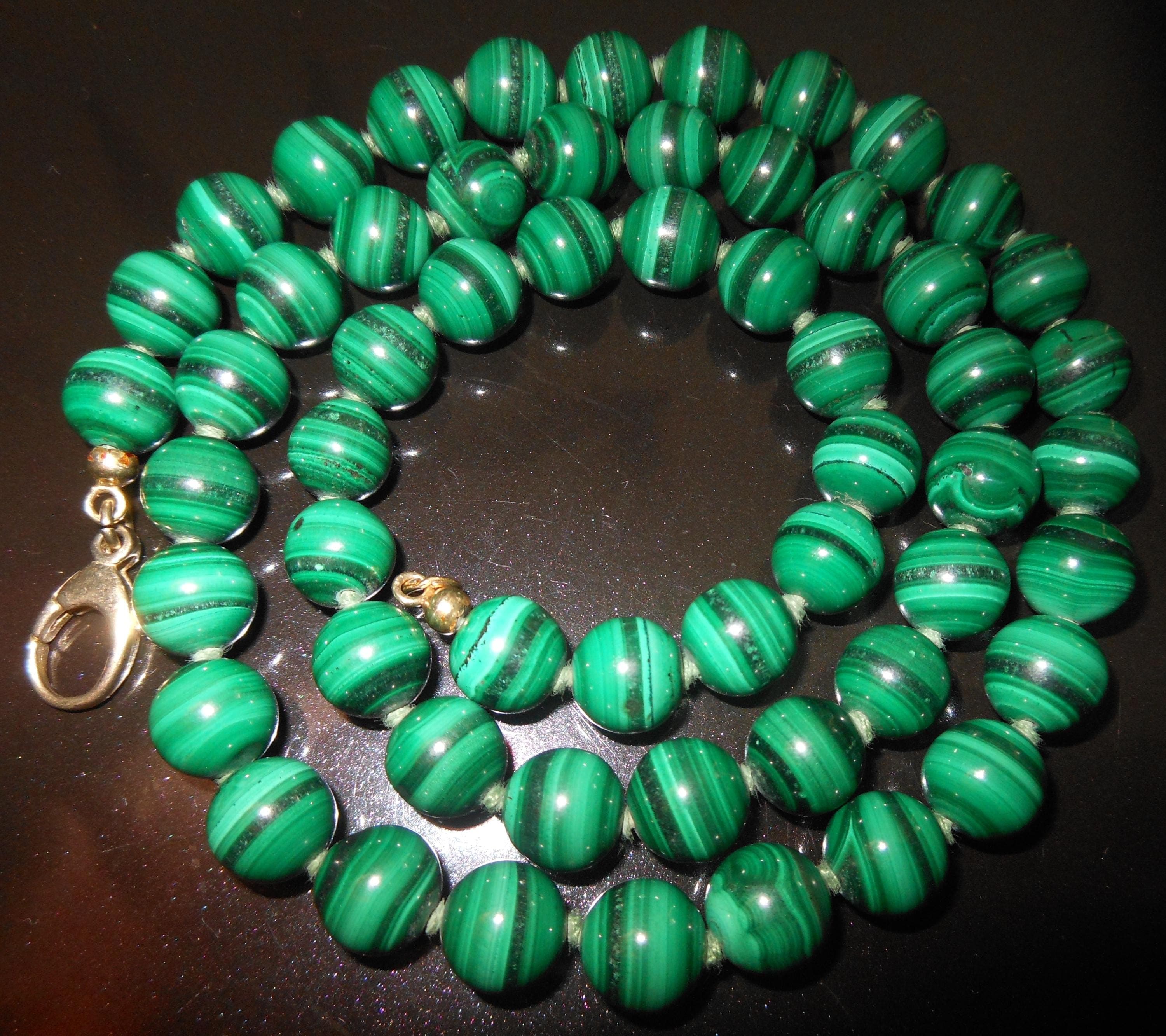 Importante collana di malachite susta a moschettone argento dorato