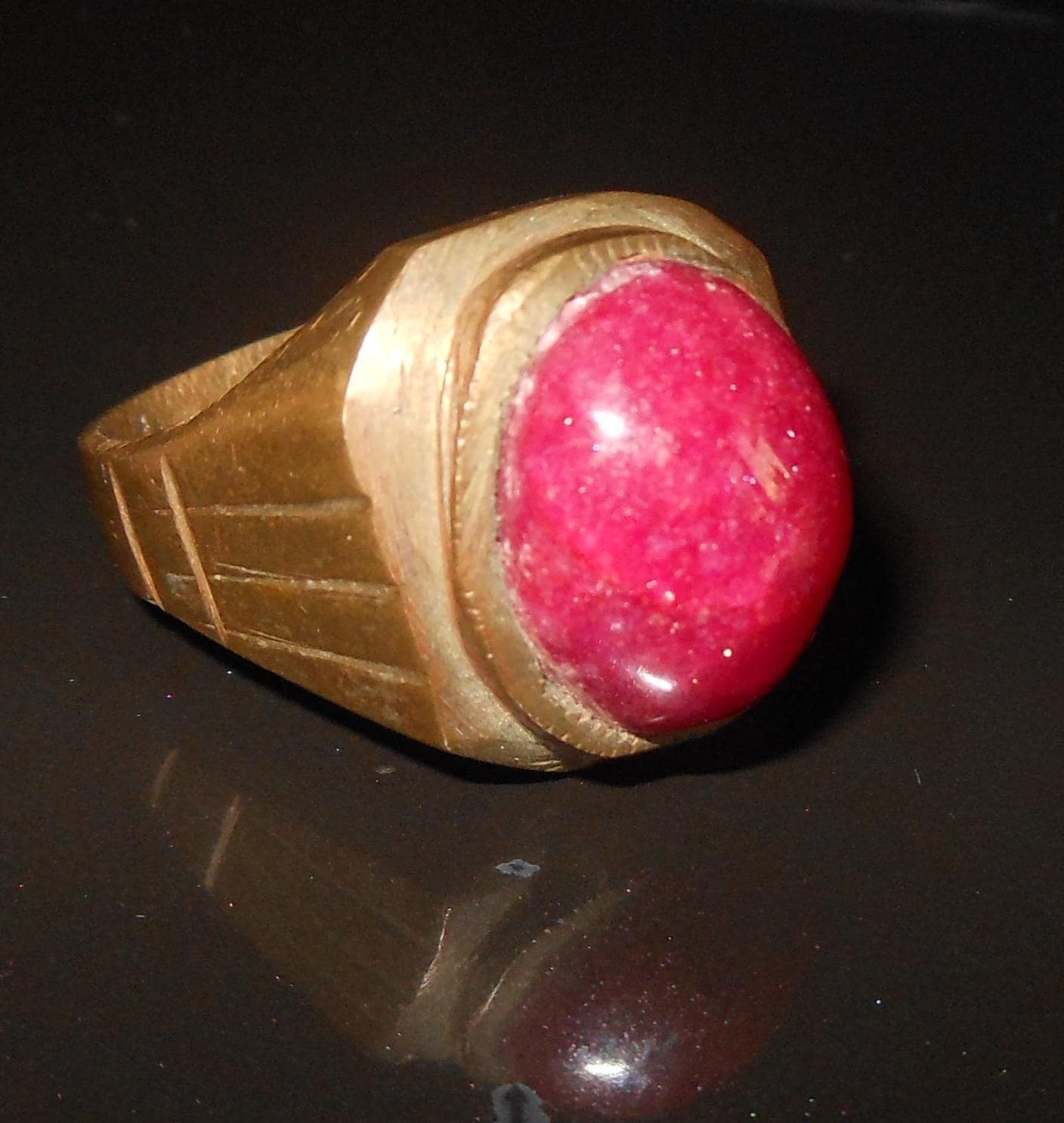 Rubino ed ottone - Importante anello da uomo - Benedetto dai monaci buddisti in Thailandia