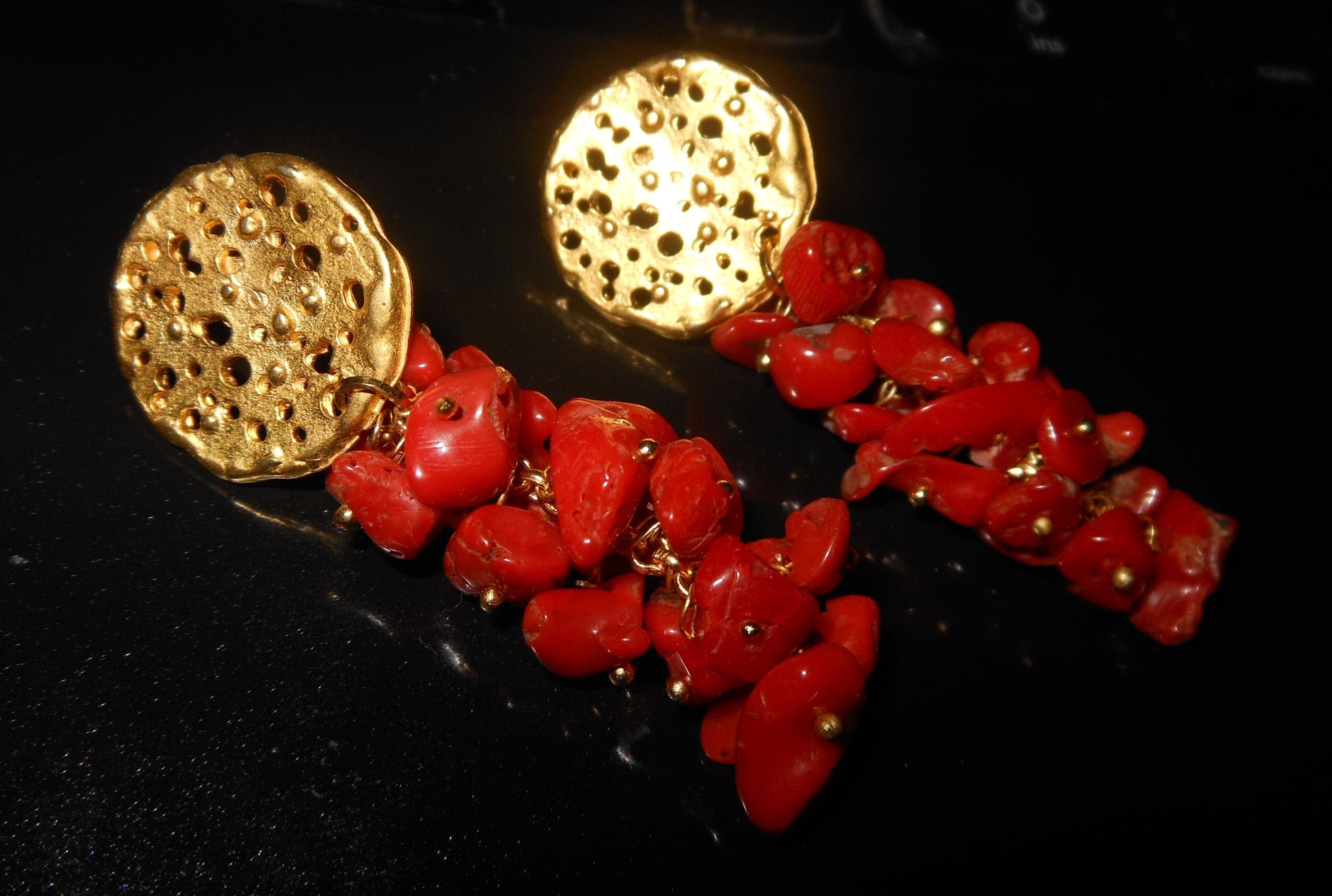 n. 9 - RICCHISSIMI orecchini a grappolo - corallo rosso a scaglie - artigianali, fatti a mano in ITALIA - image 5