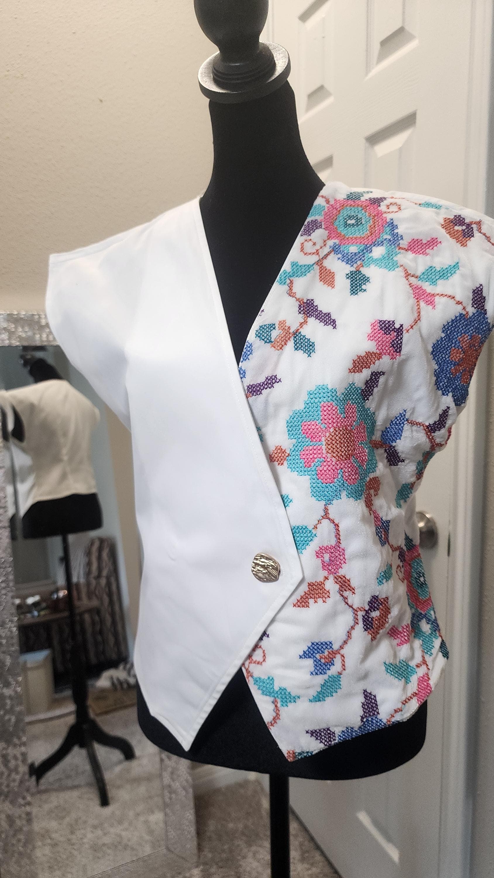Modern White Top with machine-Embroidered Tatreez Panel | Darzzeh Exclusive - image 5