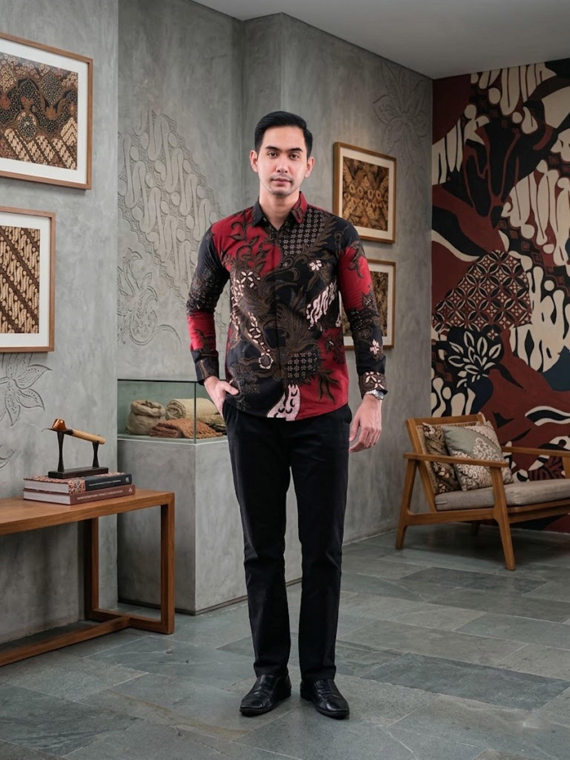 Handmade Javanese Batik Men's Shirt – Red Black Bird Motif Cotton Slim Fit - image 4