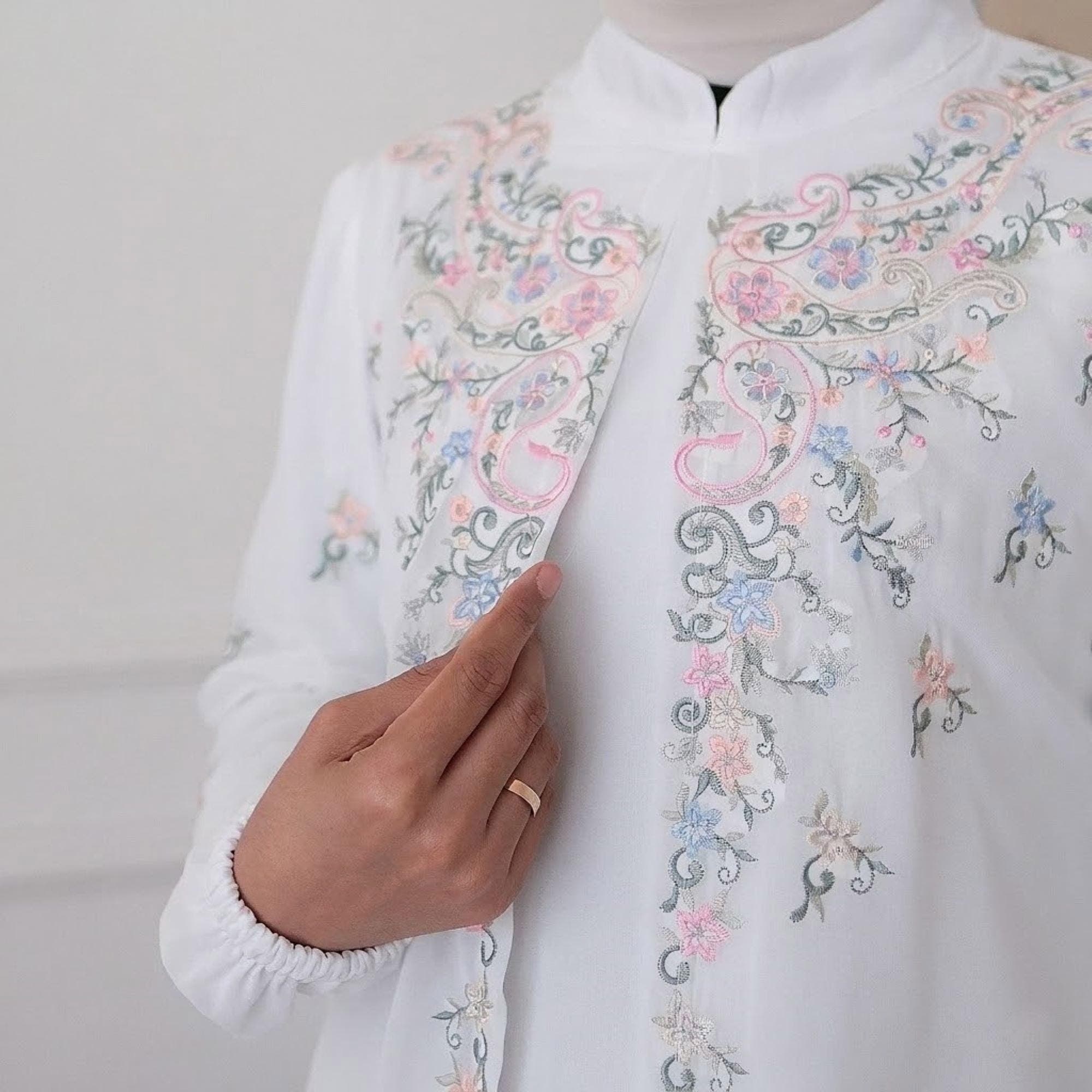 Embroidered Abaya Dress - Elegant White Muslimah Gown, Luxury Flower Embroidery Kaftan - image 5