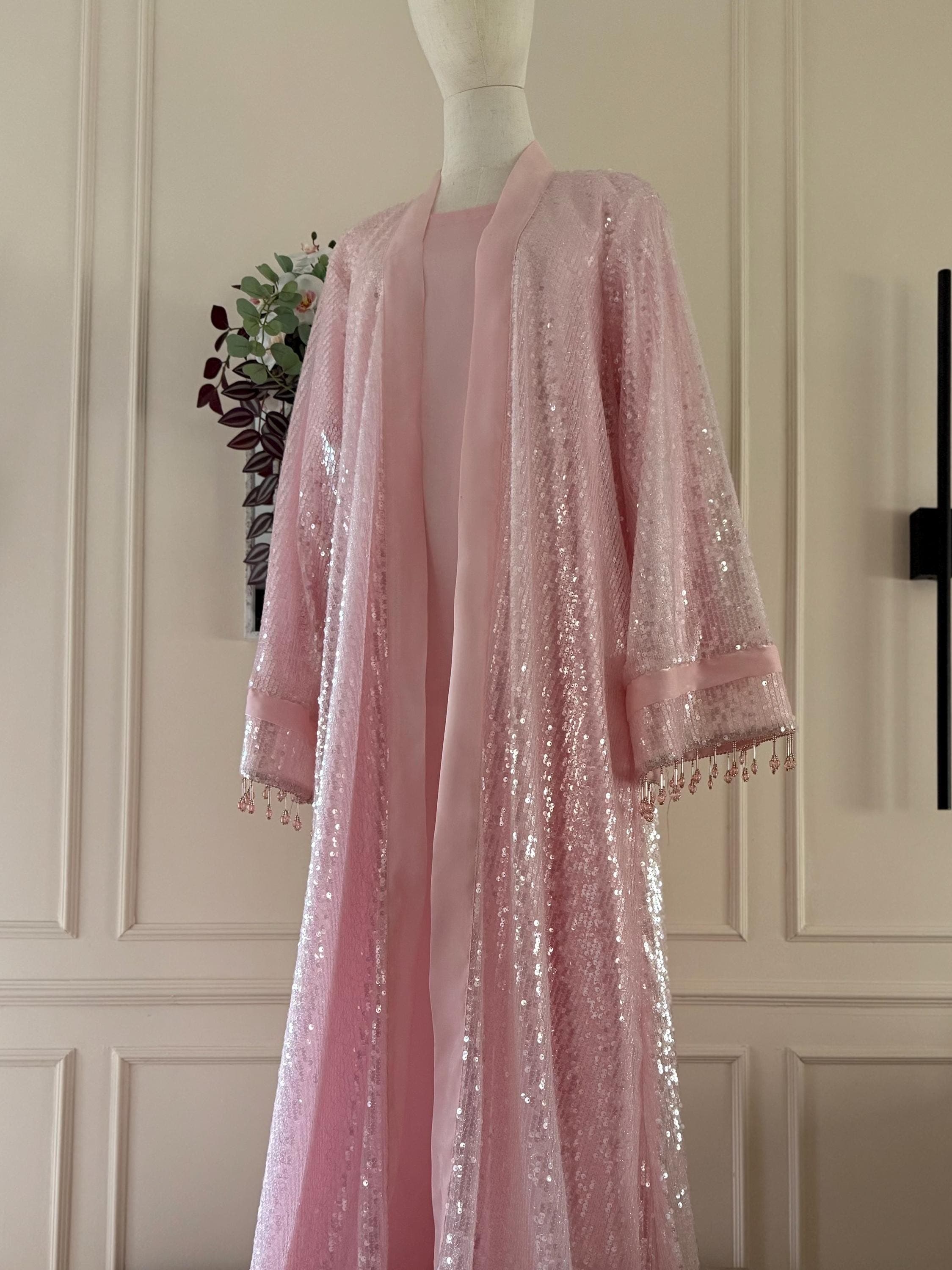 Luxury Pink Abaya with Pearl Sleeves – Modest Eid Dress – Flowy Maxi Abaya – Elegant Wedding Kimono