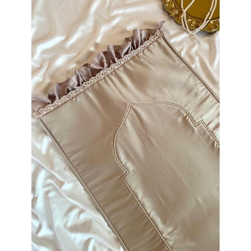 Luxury Silk Prayer Mat with Lace Ruffle – Padded Sajadah for Hajj Umrah